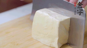 老豆腐切片，浸水備用。