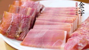 擺盤后鋪上老豆腐，淋點(diǎn)料酒，灑點(diǎn)白糖上鍋蒸20分鐘。