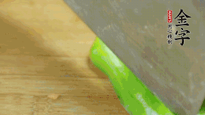 大蒜切成小段，青椒去籽滾刀切成塊。