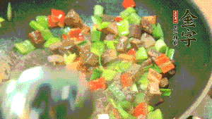 熱油起鍋，依次加入青椒塊、牛肉、大蒜煸炒均勻。