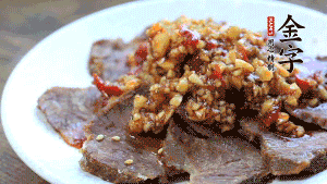 最后把醬汁淋到牛肉上即可，撒上芝麻、香菜。也可以把牛肉和醬汁攪拌均勻，讓牛肉與醬汁更加入味。