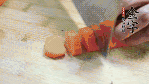 食材洗凈后，胡蘿卜切成塊，鮮香菇切成十字花刀備用。