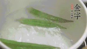 在煮面湯時(shí)，就可以做其他步驟了。比如把秋葵汆水，橫切成星星造型；雞蛋煮熟，切成兩半；黃瓜切成絲。