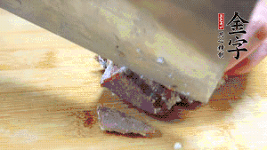 金字鹵牛肉打開包裝，把牛肉切成片狀。（眼見為實(shí)，用一整塊牛肉鹵制的鹵牛肉哦，牛肉的香氣感覺撲鼻而來有木有?。。。?>
					</div>
					<span>步驟 6/7</span>
					<p>金字鹵牛肉打開包裝，把牛肉切成片狀。（眼見為實(shí)，用一整塊牛肉鹵制的鹵牛肉哦，牛肉的香氣感覺撲鼻而來有木有?。。。?/p>
				</li><li>
					<div   id=