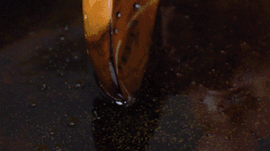 茄子切成長(zhǎng)條，拍上生粉入油鍋炸制。