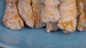 炸制油溫在7成左右，茄子炸至金黃色即可撈出。