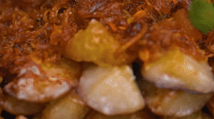 把茄子一條一條的擺好放在盤子上，上鍋蒸制3到4分鐘，出鍋后撒上蔥花。