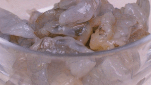 蝦去殼去蝦線，加姜絲、鹽腌制15分鐘，微煎1分鐘備用。