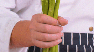 蘆筍刨去老筋，斜切小段。