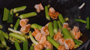 加入煎好的蝦仁，XO醬，以適量鹽、糖進(jìn)行調(diào)味翻炒。