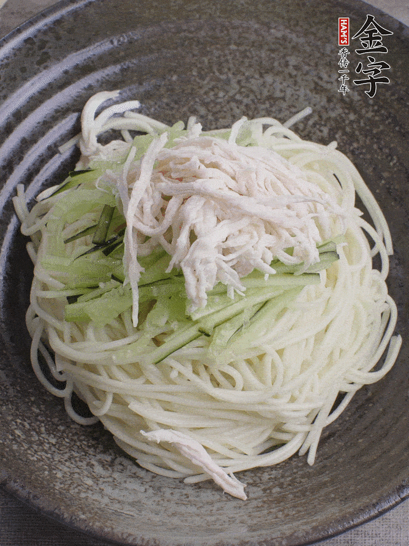 堿水面（熟）倒入大碗中，鋪上黃瓜絲、雞絲。