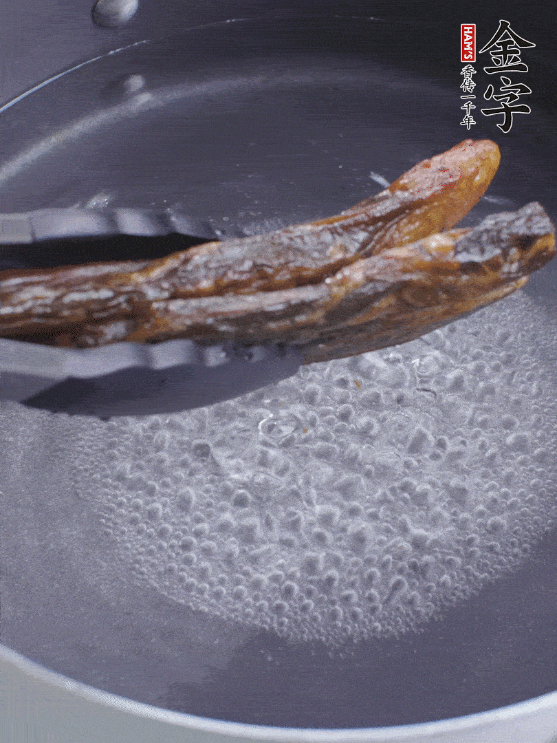 金字醬油肉水煮15分鐘，切薄片。