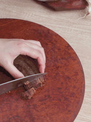 金字臘肉水煮15分鐘，切片。