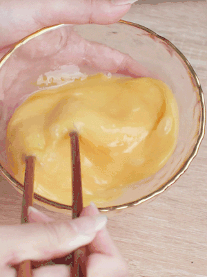 雞蛋調(diào)入少許黃酒打散。