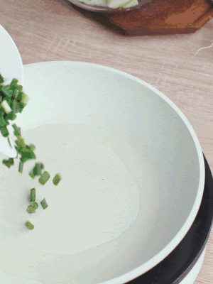 熱油下臘肉、蔥花煸炒，再下西葫蘆。