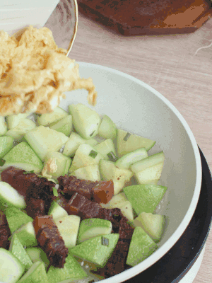 雞蛋一起翻炒。