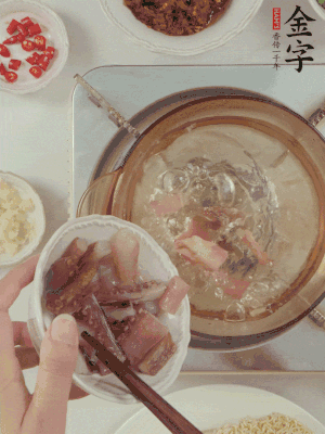 魷魚熱水下鍋，焯水備用。