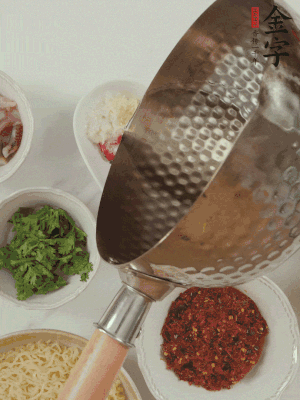 蒜末、小米辣、芝麻淋上熱油。