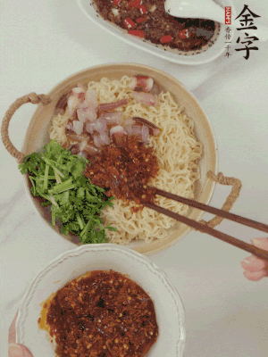 在面上鋪魷魚、香菜、金字火腿大師醬。