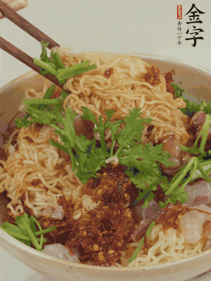 倒上醬汁攪拌均勻即可。