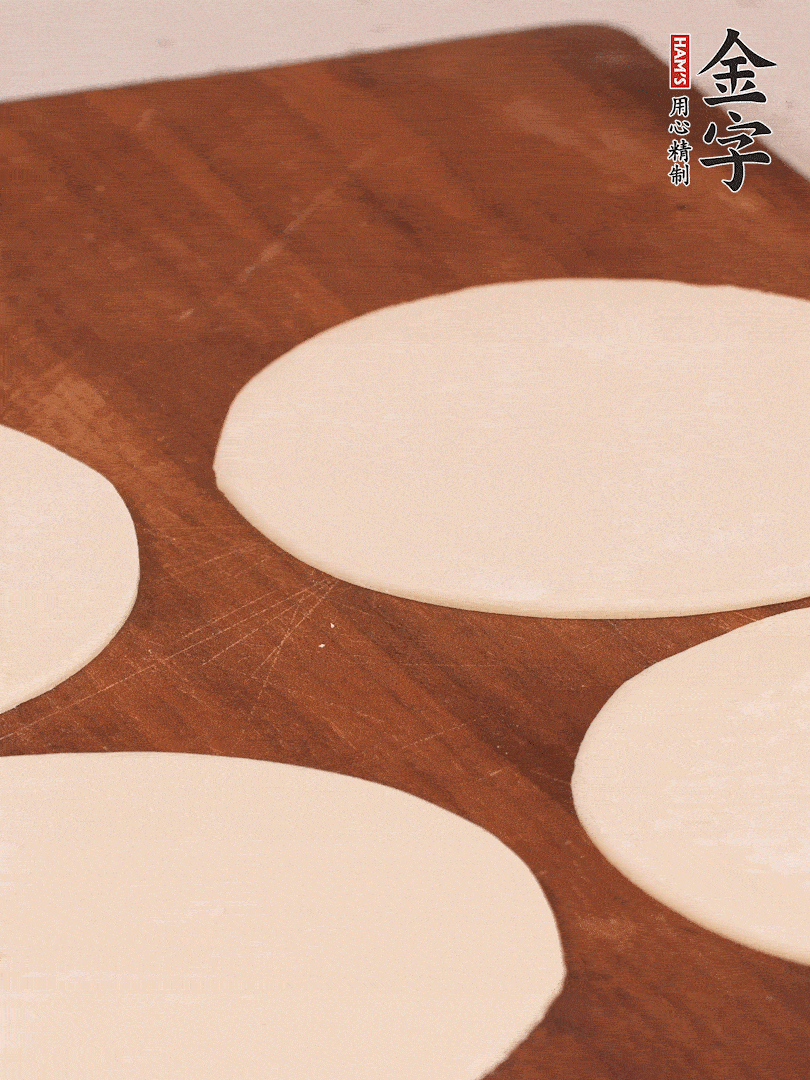 餃子皮均勻抹油，10張疊在一起，搟面杖搟開(kāi)