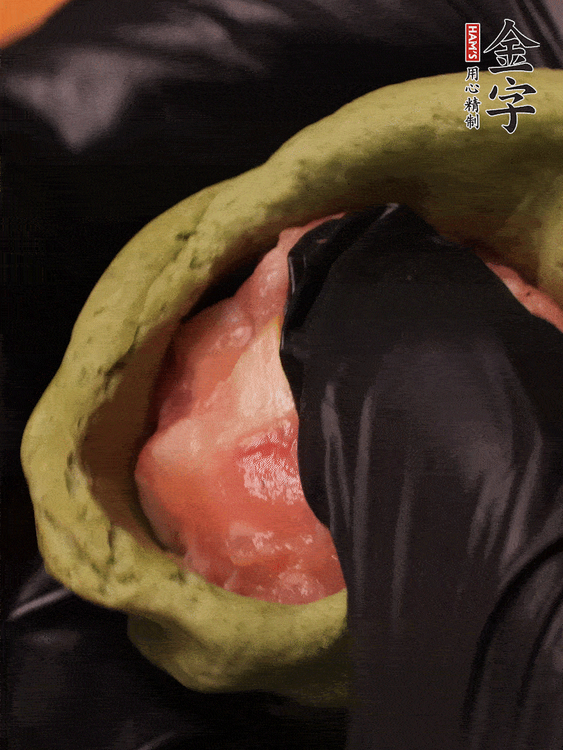 切成小劑子，中間壓個坑，做成碗狀，虎口慢慢收口