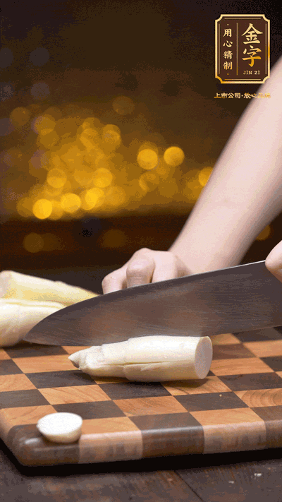 茭白剝?nèi)ネ馄?，去掉根部老硬部分，洗凈切滾刀塊