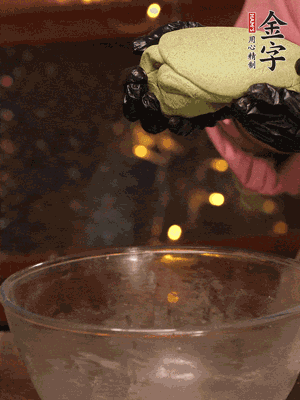 水里放點鹽，燒開后放艾草，一勺小蘇打，撈出浸入涼水，打成艾草泥