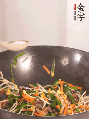 炒合菜：金字醬油肉、綠豆芽、韭菜