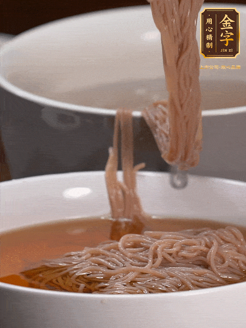 蘋果醋，一點鹽、糖、醬油，兌入涼白開水調(diào)成簡易冷面湯，放水箱冷藏