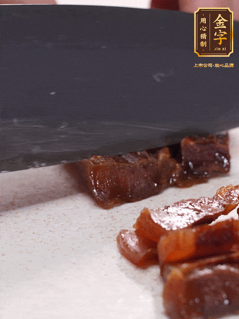 金字臘肉水煮10分鐘，切片