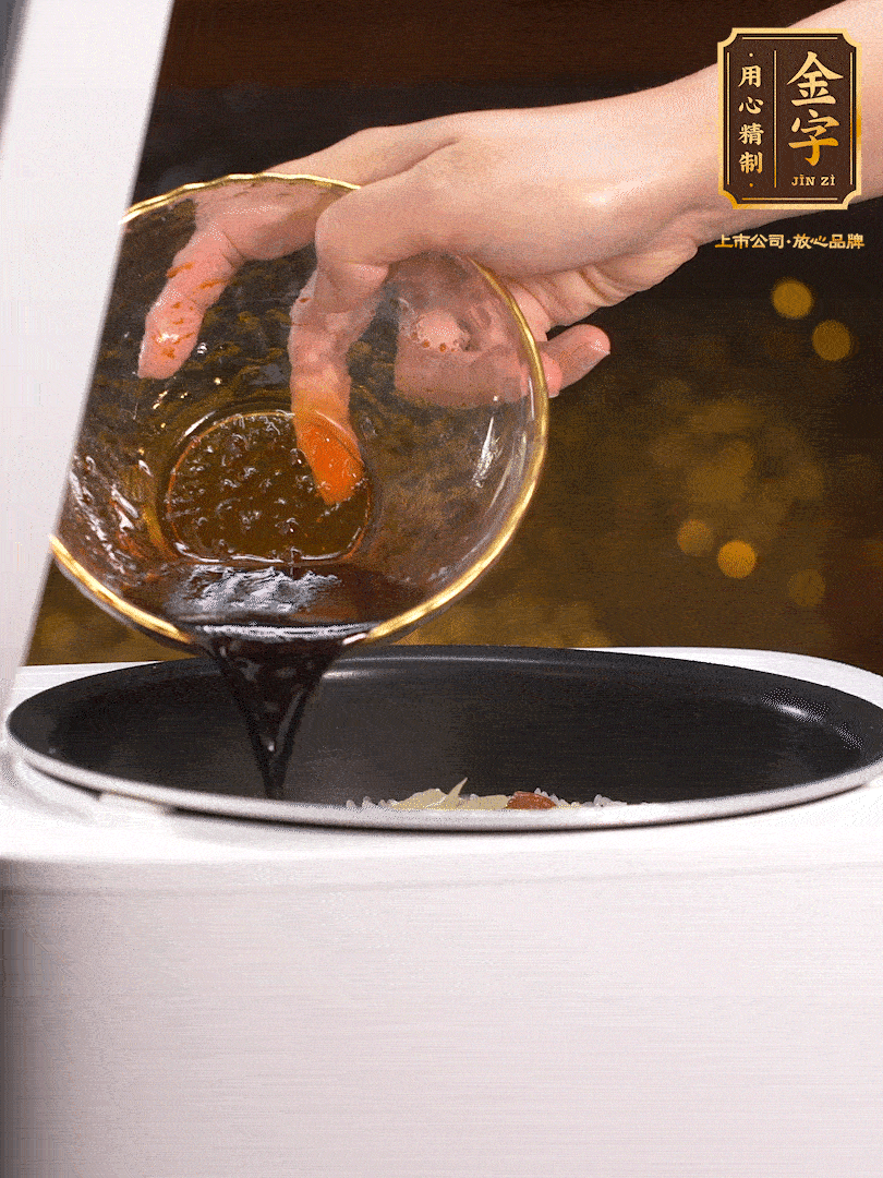 煮好后，淋上醬汁：2勺生抽、1勺老抽、1勺蠔油、半勺白糖、半勺香油、1勺水