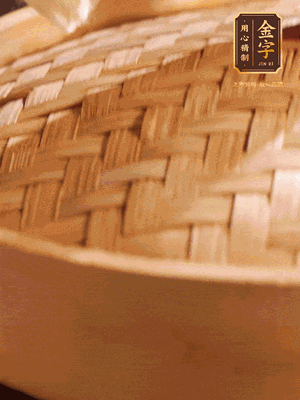 將香腸、醬油肉、臘肉放入蒸容蒸20分鐘