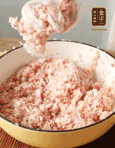 肉丁、咸肉丁、一丟丟鹽、料酒拌勻，反復摔打上勁。接著加入1兩蔥姜水，反復拌勻摔打上勁。前后共加3遍。3遍后筍丁，接著反復摔打上勁。最后加入1個蛋清、3茶匙生粉拌勻摔打上勁