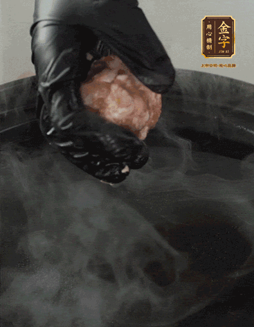 獅子頭摔打至圓潤牢固，等水煮開后，放獅子頭