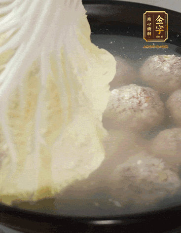 等獅子頭浮起來時再加白菜蓋。小火慢燉2小時