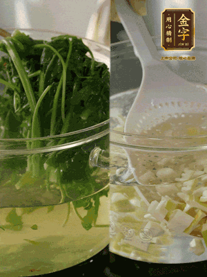 春筍切丁焯水；薺菜加鹽焯水，過涼水后切成細(xì)末