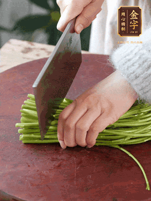 正嫩的藜蒿，掐頭去除根部，切小段