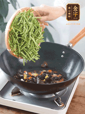 熱油煸香蒜末、姜粒、小米辣，再下臘肉煸炒出香味