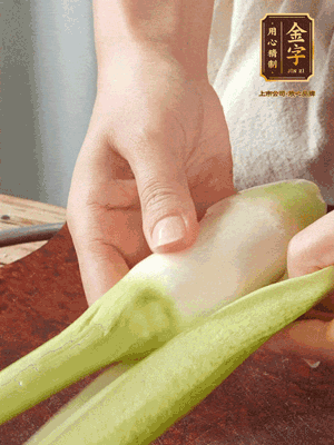 茭白去皮切絲，下鍋稍稍汆燙一下瀝干。