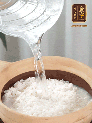 倒入浸泡30分鐘的米，中火煮開后轉(zhuǎn)小火。