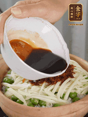 繼續(xù)小火燜3分鐘，淋上XO醬攪拌均勻。
