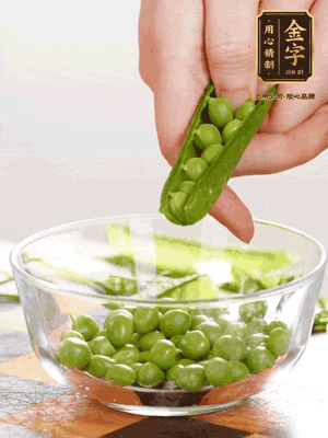 處理食材，藕切片，豌豆剝殼，菱角剝殼， 依次焯水