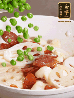 熱油下鍋，爆香香腸