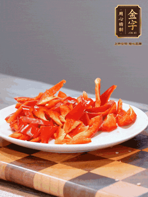 藕帶洗凈，斜切成小段備用、姜切絲、蒜切片、辣椒斜切，再切少許蒜