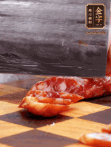 處理食材：香腸切片，土豆切塊、胡蘿卜切丁、豆角切段