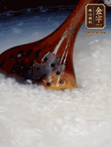 大米淘洗干凈，水開放入大米，煮3分鐘，煮到用手可以掐斷大米，撈出瀝干備用