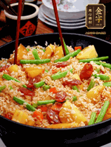 加水，沒過(guò)大部分食材。把瀝干水分的米飯均勻地鋪在上面，筷子戳幾個(gè)洞