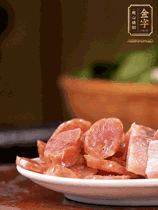 金字咸肉、金字香腸煮熟。咸肉切條、香腸切片備用。