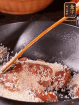 咸肉香腸下鍋煸出油脂香味，倒入洗凈的大米攪拌